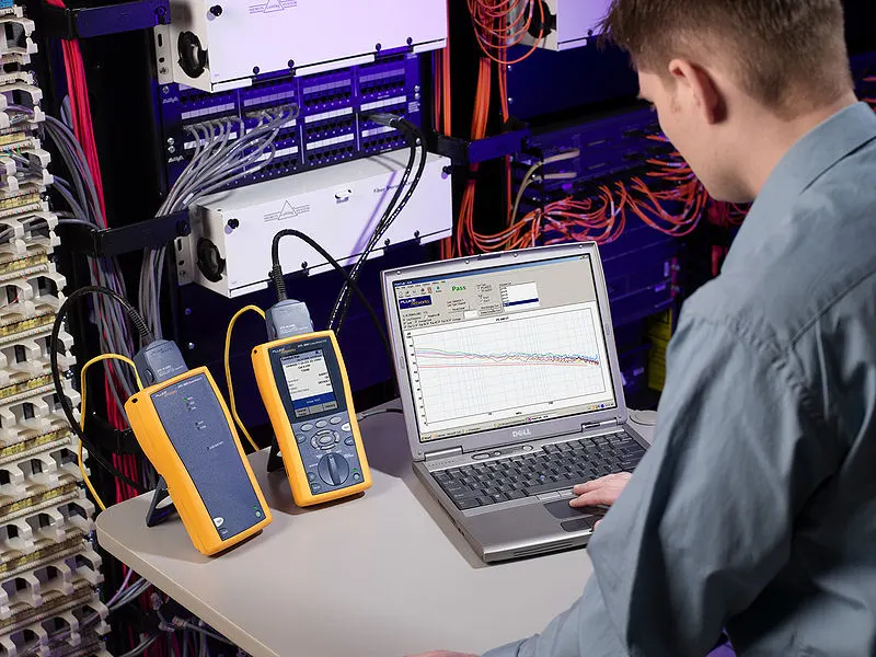 File:Fluke Networks 10G kit.jpg : network cabling