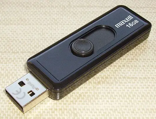 File:Maxell USB flash drive.jpg